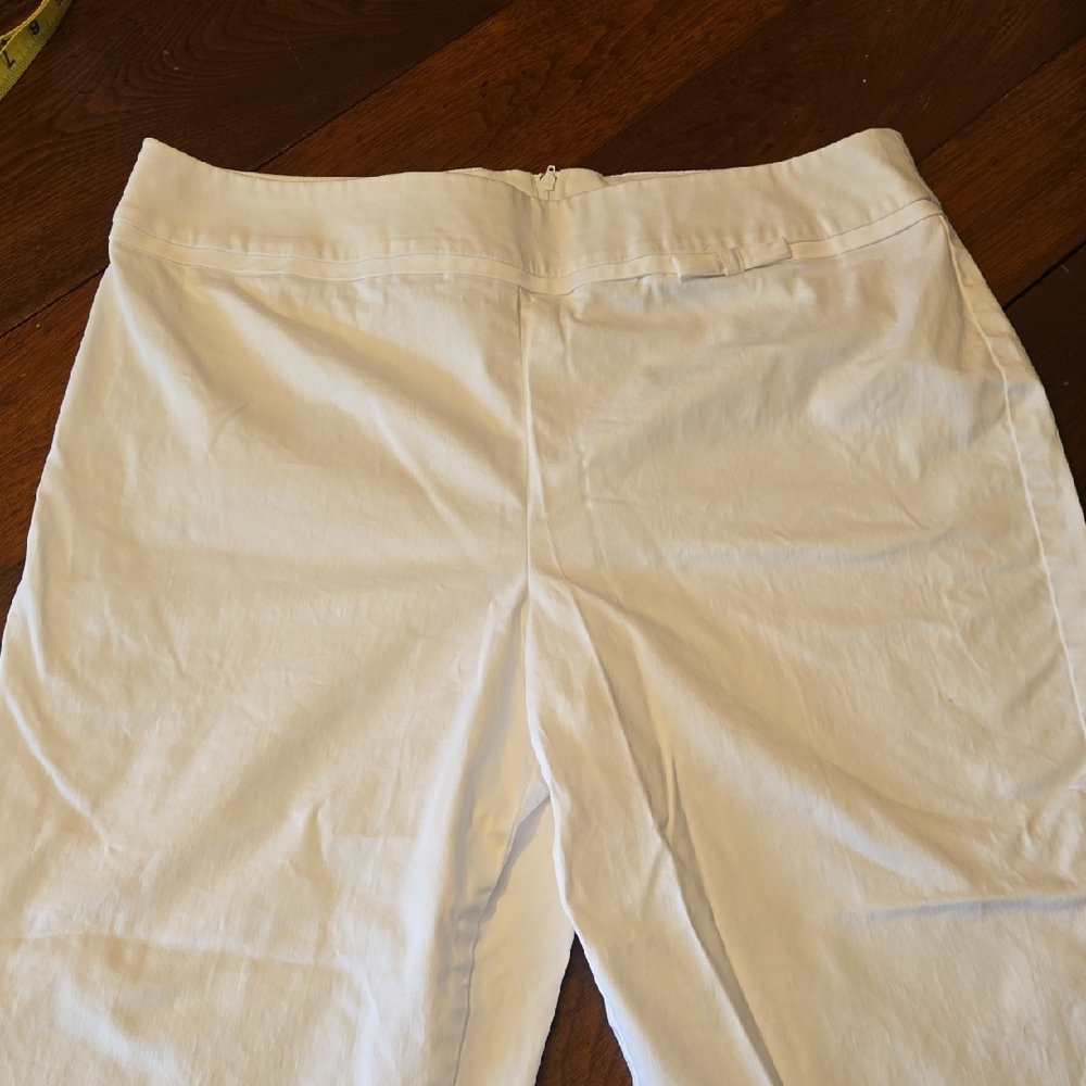 Size 14 Like New Crisp White Capris